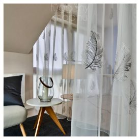 Hímzett Gardisette függöny madártoll mintával szürke