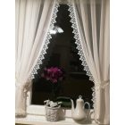 Fehér csipkés függöny, két oldalra kiköthető függöny csipkével a szélén